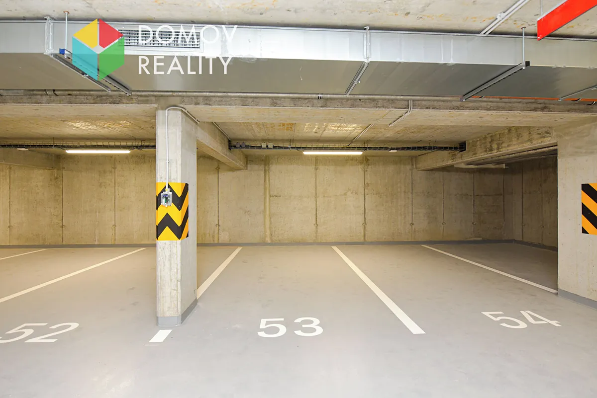 Pronájem garážového stání 18 m²